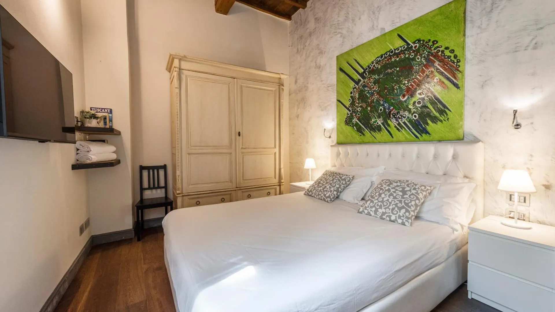 Cosy Suites In Glamorous Santo Spirito Plus Florence Italy